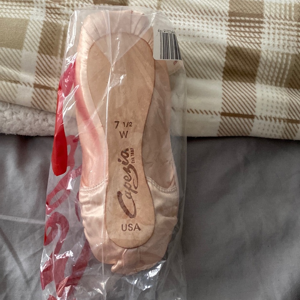 NWT Capezio pointe shoes